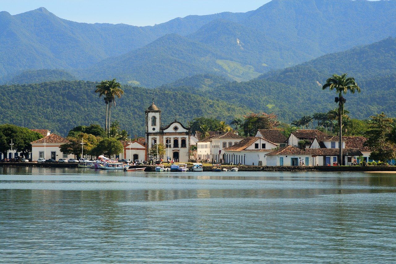  o que fazer em paraty em 2 dias cais de barcos com igrejinha de fundo