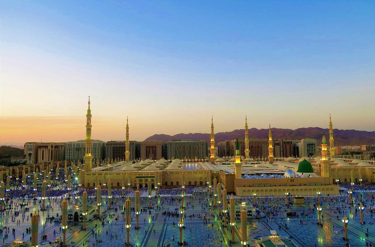 fim de tarde na cidade de medina na arabia saudita lugares sagrados de peregrinação no brasil e no mundo