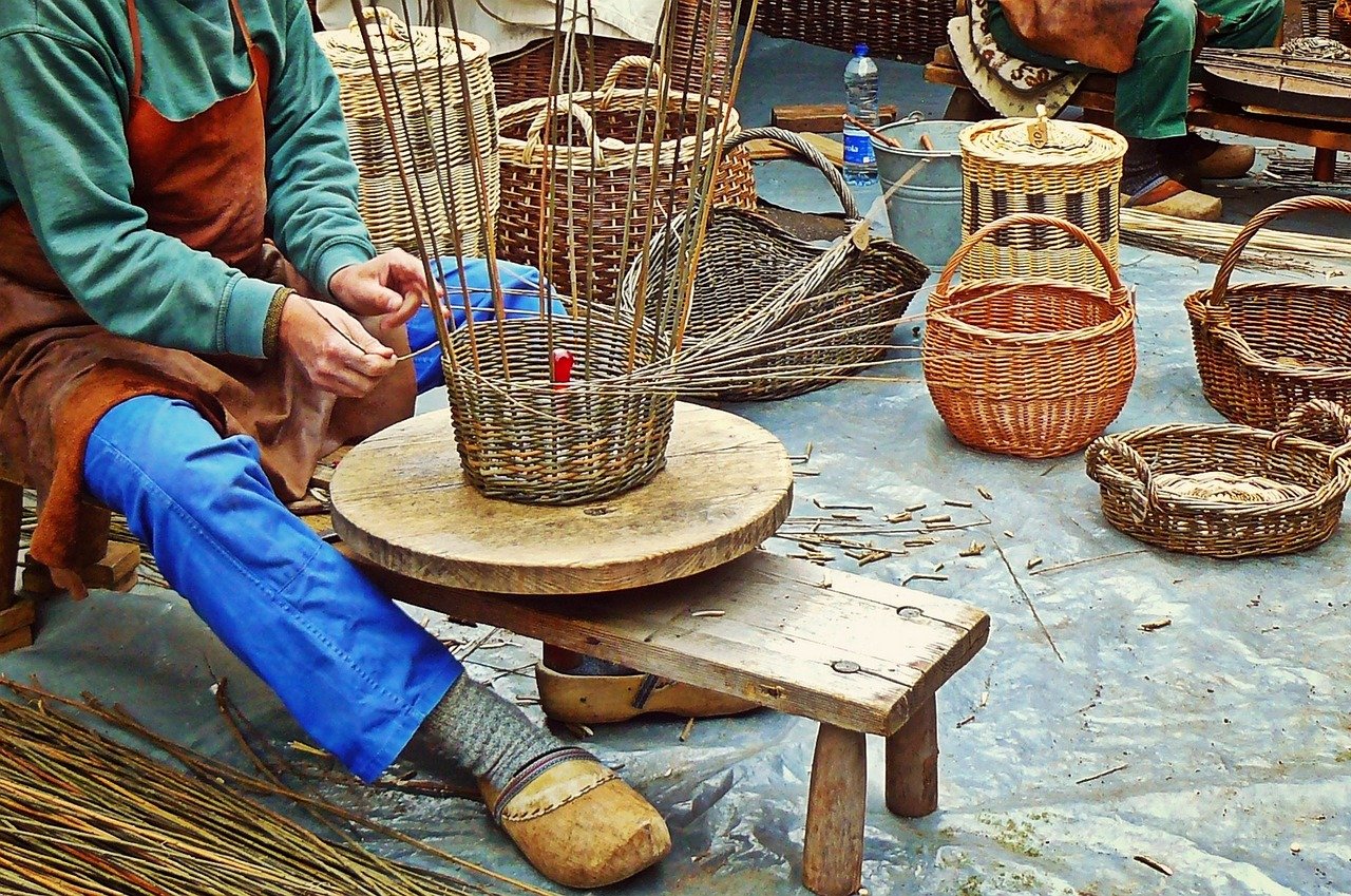 artesao fazendo cestas de palha artesanais no mercado velho de teresina
