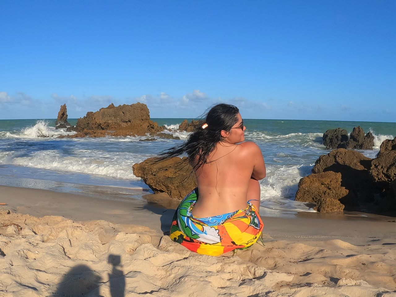 mulher na praia naturista de tambaba
