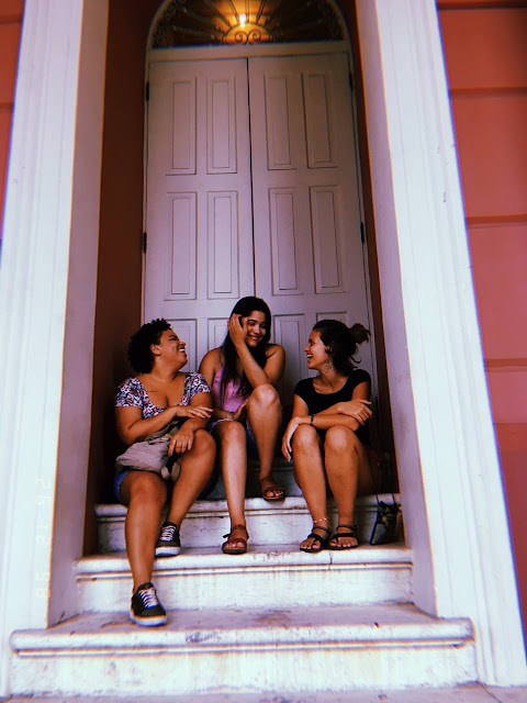 tres meninas sentadas em uma escada