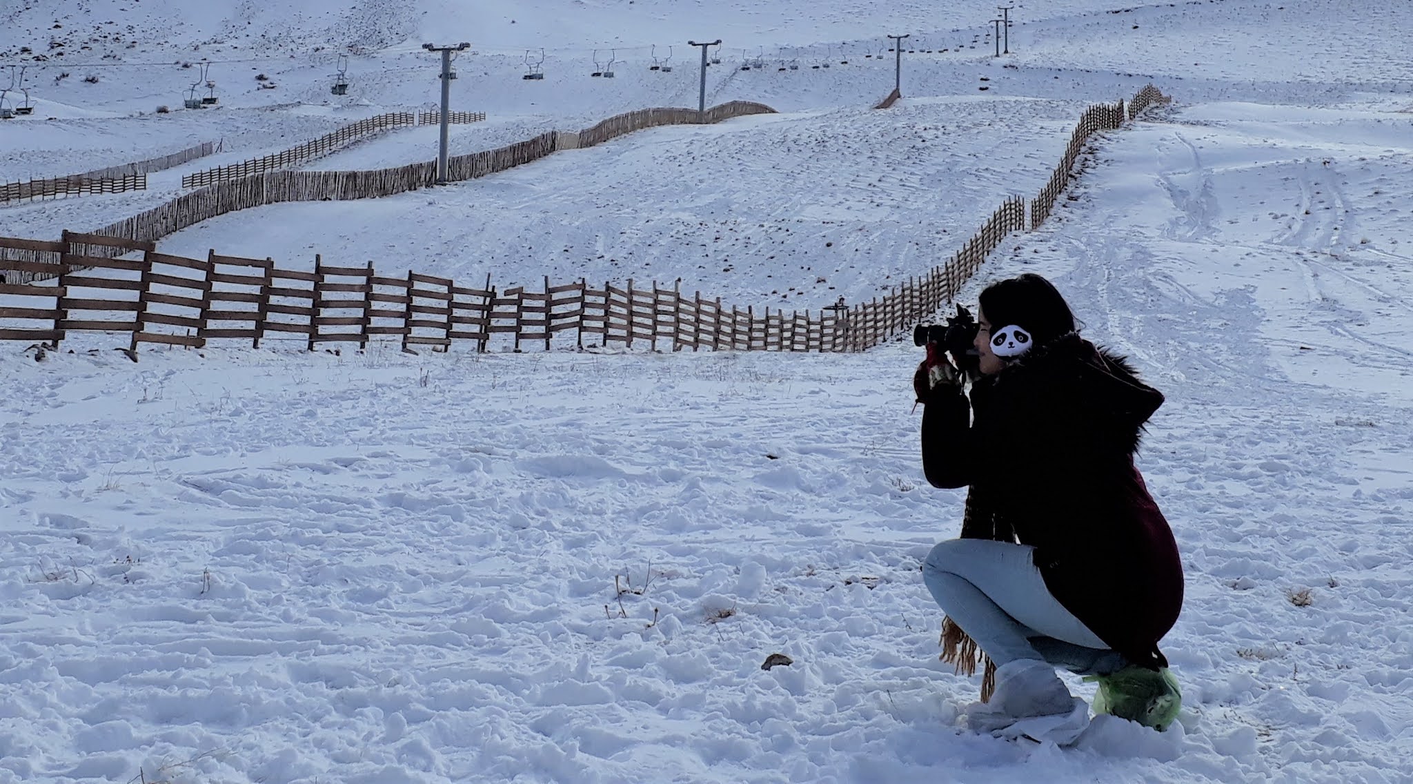 mulher fotografando paisagens na neve