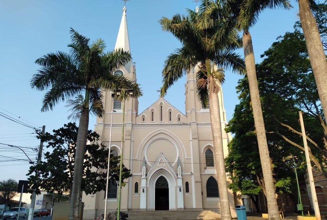 igreja rosa claro com arquitetura gotica