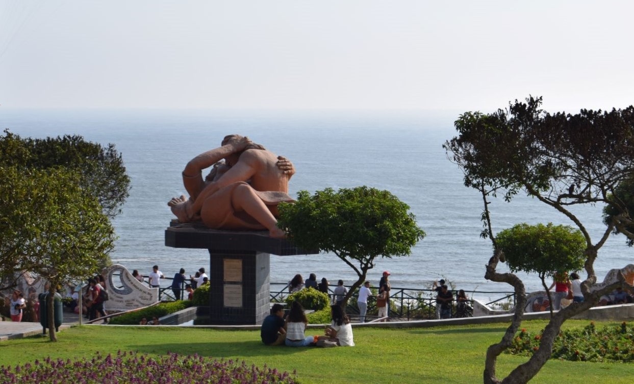 escultura de marmore de um casal se beijando pontos turísticos de Lima