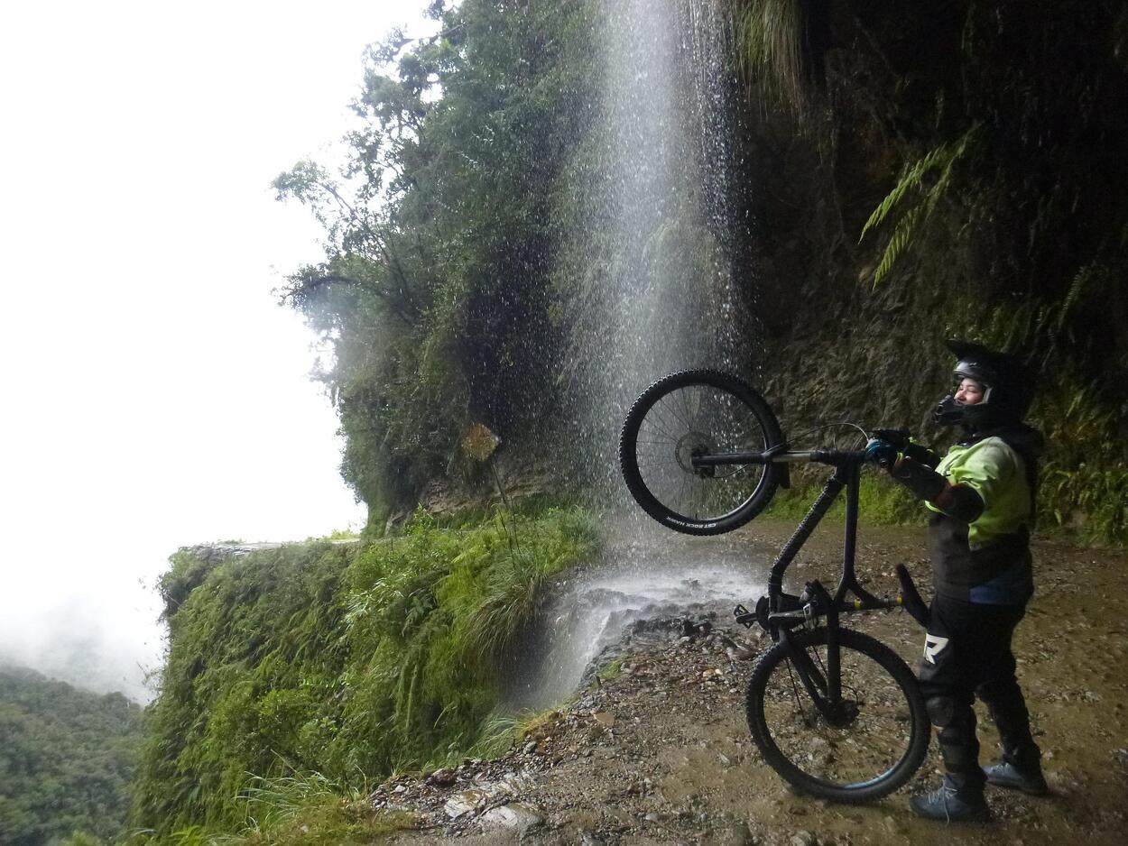 cachoeira na estrada da morte na bolivia